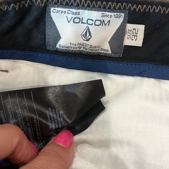 Volcom Men’s Shorts - Picture 2 of 7
